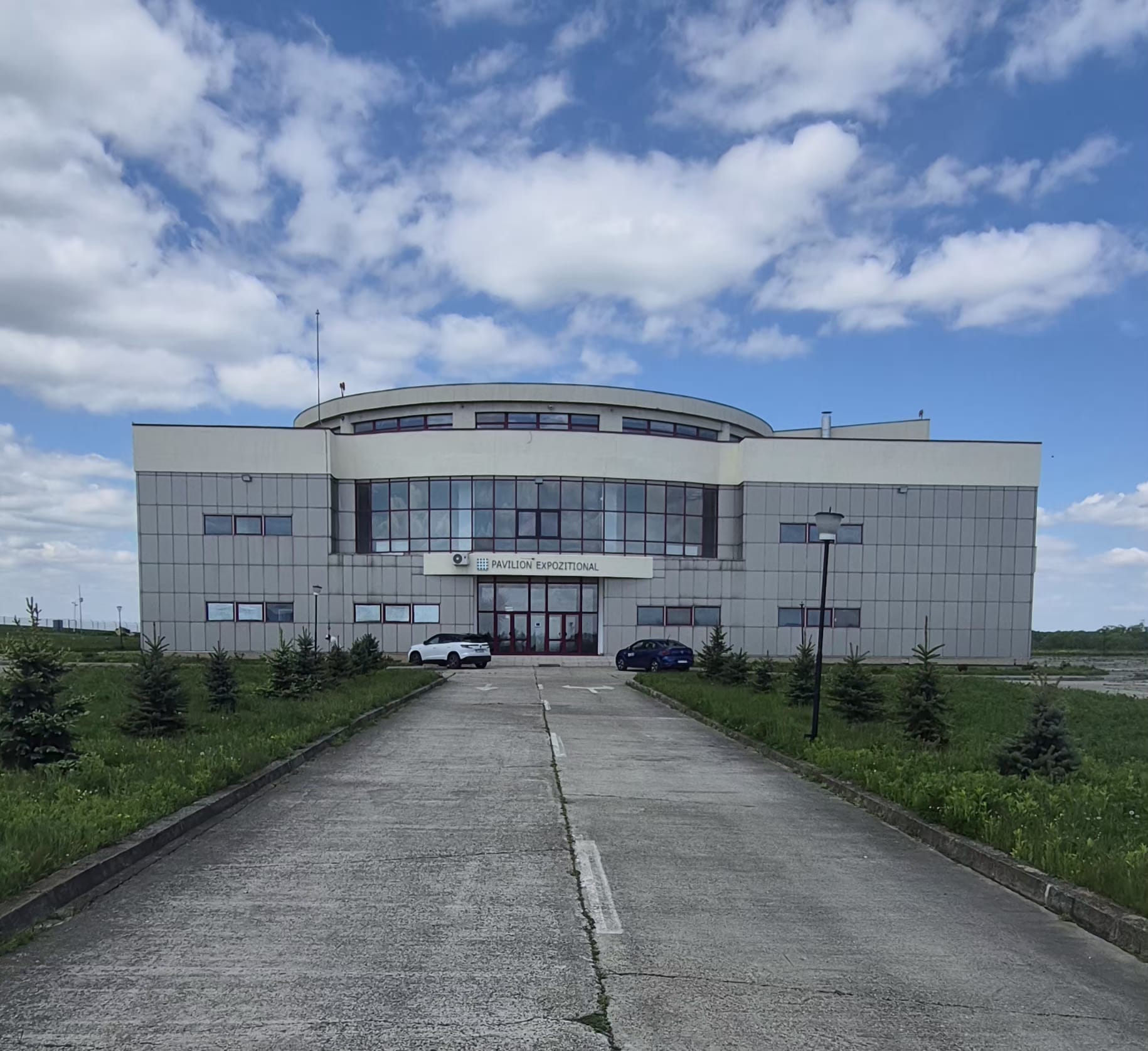 Pavilionul Expozitional - intrare